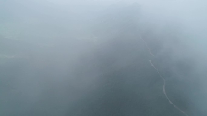 游走高山峡谷观看云雾缭绕良辰美景