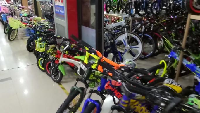 琳琅满目的商品9儿童自行车与玩具