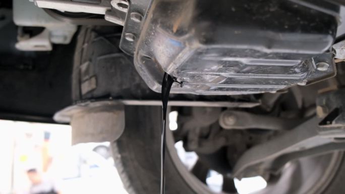 SUV轿车车辆保养排放机油更新机油全过程