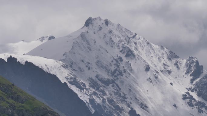 雪山融汇成河流