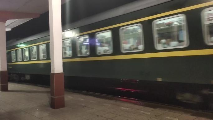 检票火车进站上车绿皮火车站台