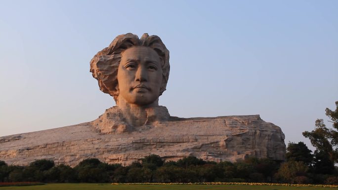 高清长沙橘子洲毛主席青年雕像一组