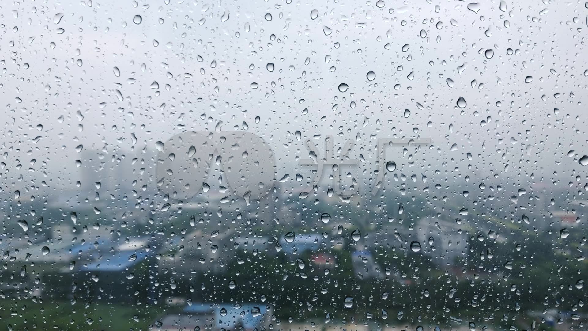 下雨天玻璃上的雨滴图高清摄影大图-千库网