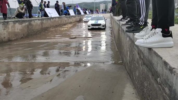 涉水比赛汽车涉水水池汽车过水汽车