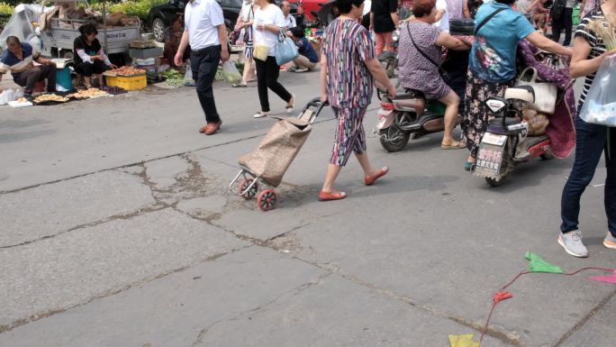 城中村农贸市场热闹的集市的人群