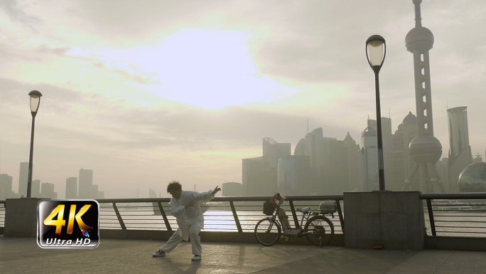 上海广场舞市民早晨外滩晨练运动