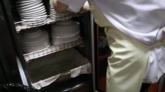 餐馆餐厅后厨洗碗间洗碗工水池手工洗碗收盘