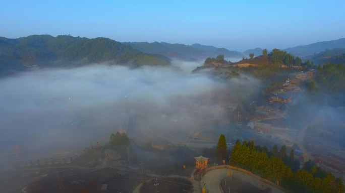 云雾山乡视频清晨雾气笼罩的傈僳族山寨