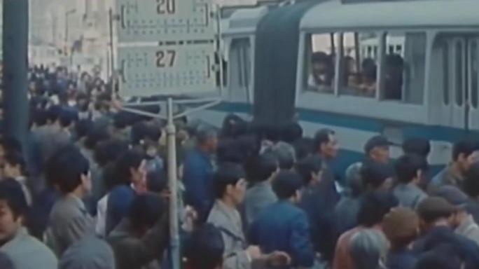 七八十年代上海人流挤公交轮渡