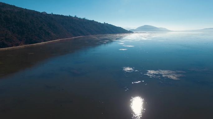 高原湖泊视频云南香格里拉波光粼粼的纳帕海