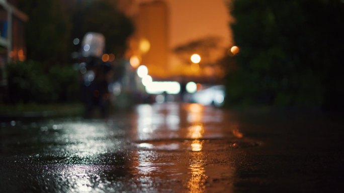 雨夜下雨加班晚归