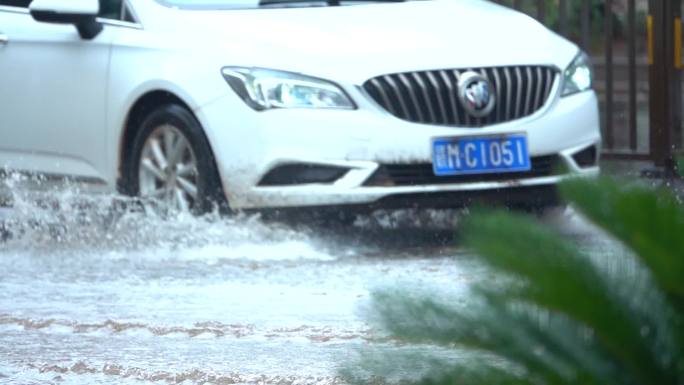 【高清视频】暴雨城市内涝汽车涉水