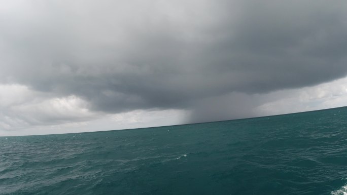 乌云大海局部下雨