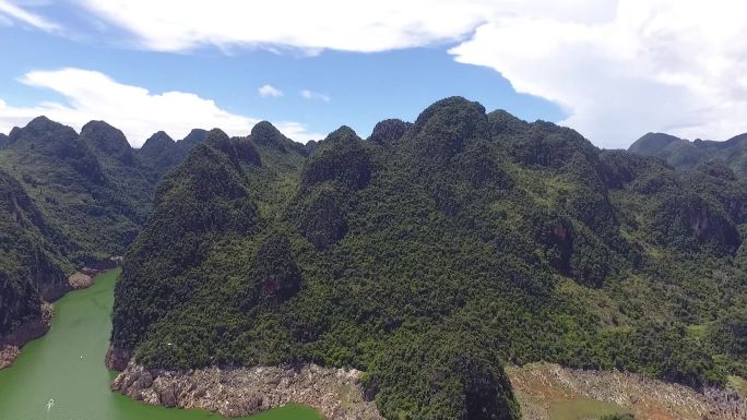 航拍万峰林万峰湖