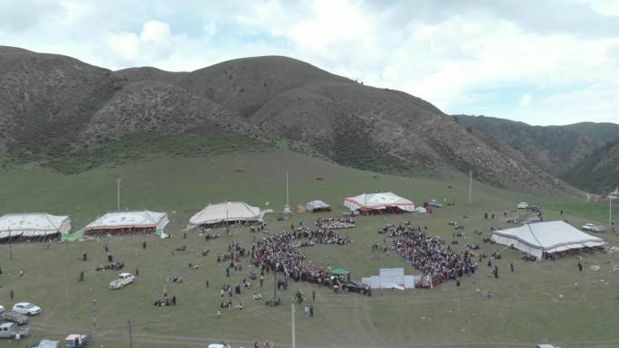 高原村庄黄河山脉藏族聚会