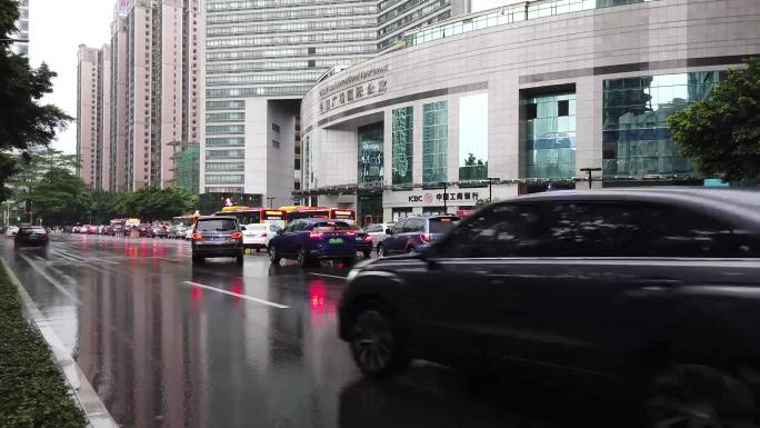 夏天雨季广州中信广场后面的马路下班高峰期