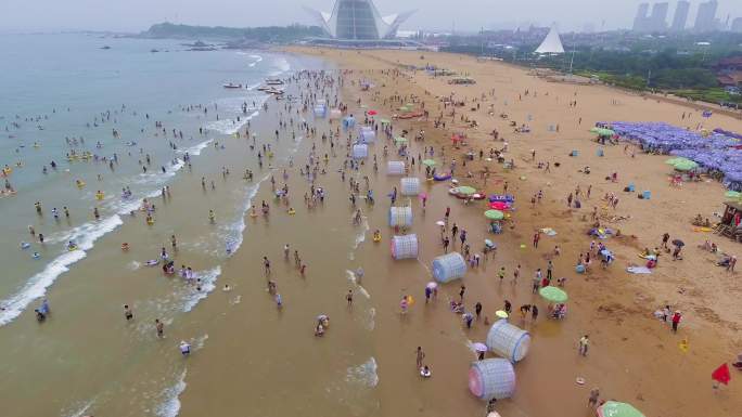 4K炎热夏天航拍海边洗海澡人群海水浴场