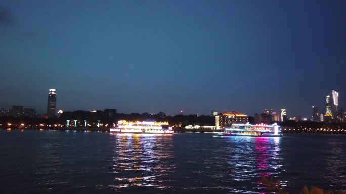 实拍夏季广州珠江游船穿过宽阔江面