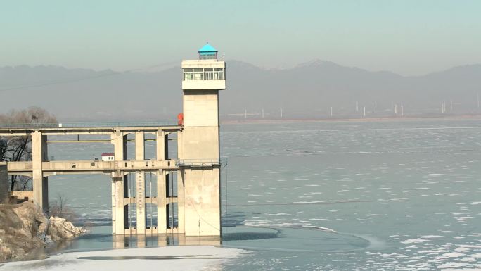官厅水库冬季大坝结冰水面