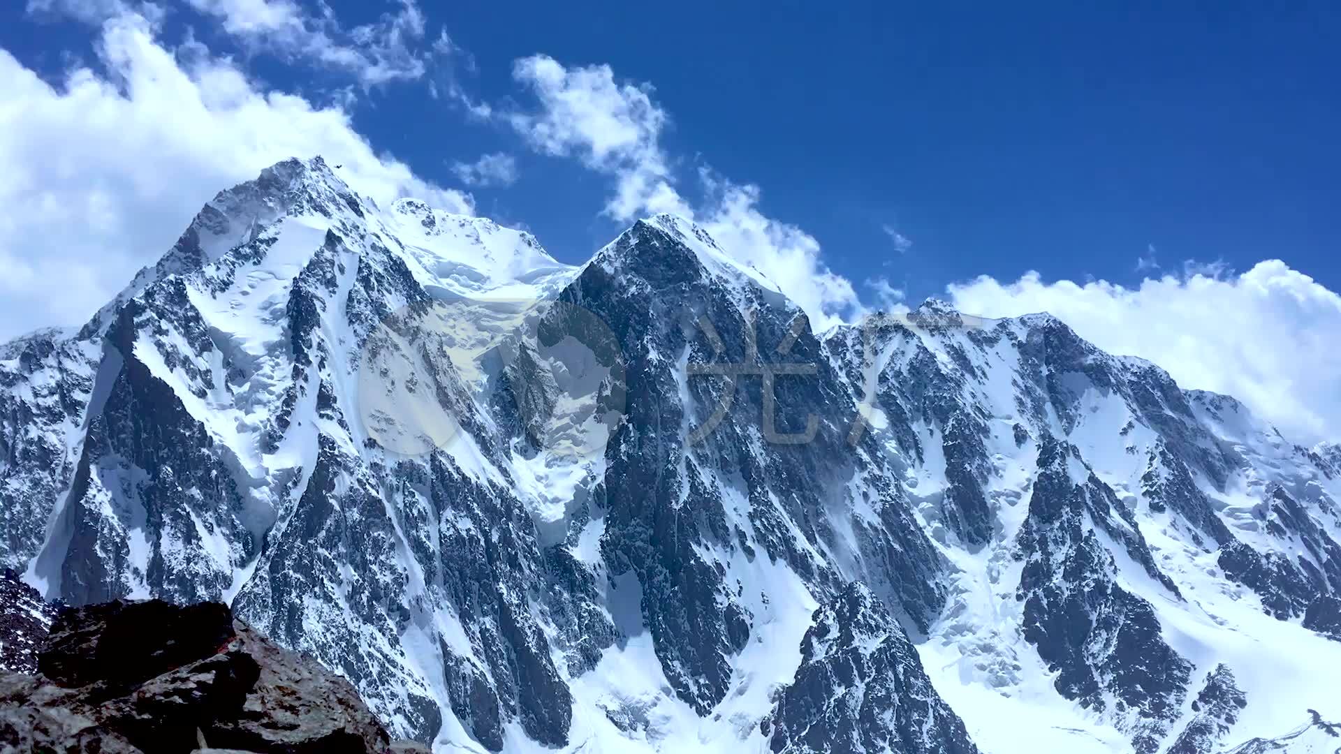 高空鸟瞰新疆天山山脉 科普一下世界自然遗产