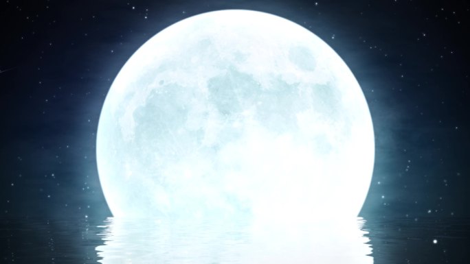 大月亮倒映在湖面上