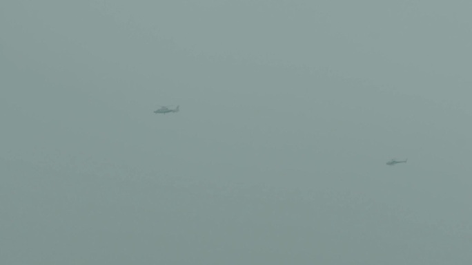 迷雾中的直升机