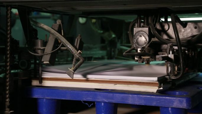 印刷厂印刷设备高速送纸实拍