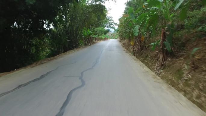 公路穿梭香蕉林和村庄