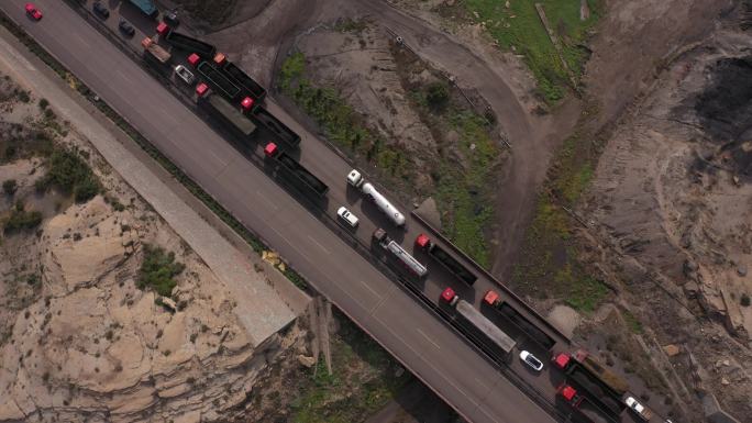 4K-原素材-交通拥堵重型卡车堵车