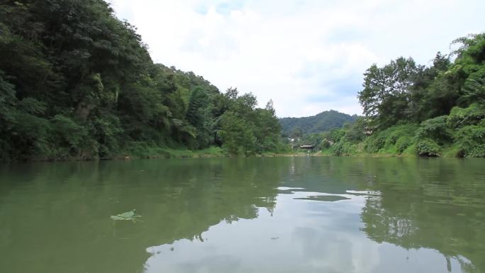 街子古镇-竹筏撑船水流蓝天远桥