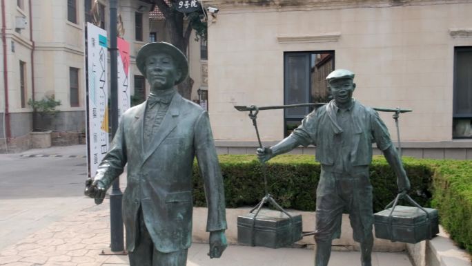 广仁路步行街上的铜像雕塑和街景