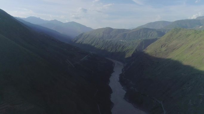 修建中水电风电站河谷