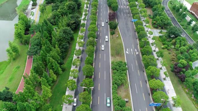 现代化科技城市绿化下的道路建设车辆人流