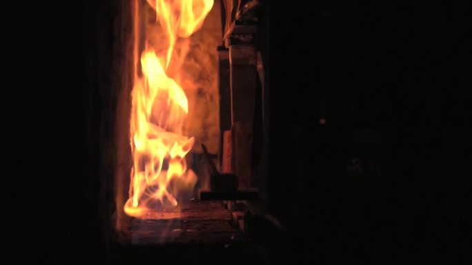 陶瓷烧制窑里的火焰