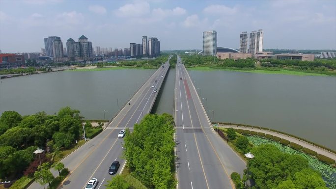 城市大桥江水绿化道路车流航拍