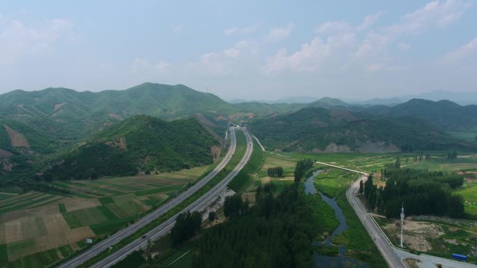 航拍高速公路蓝天白云群山河北秦皇岛青龙县