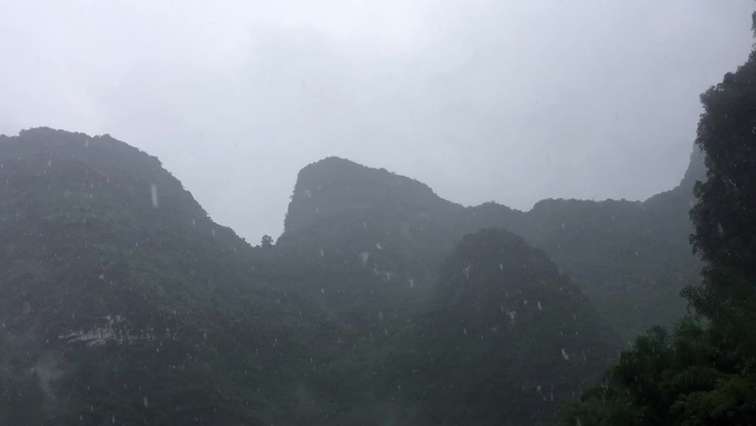 1.7烟雨蒙蒙雨中的大山雨景深山石山