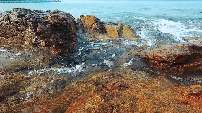 海浪拍打着礁石