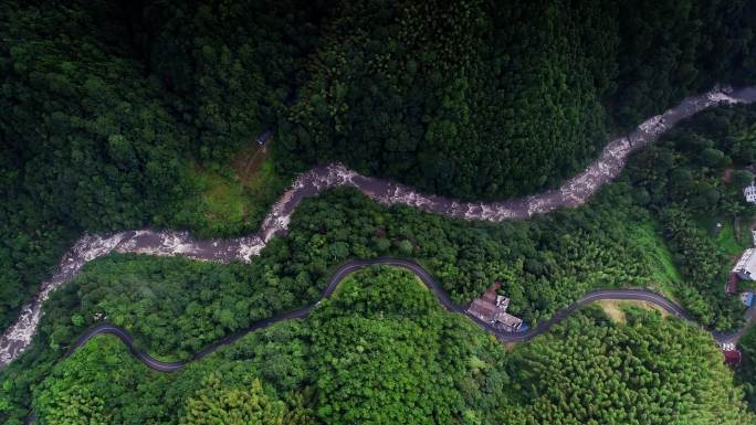 4K航拍山路和溪流01