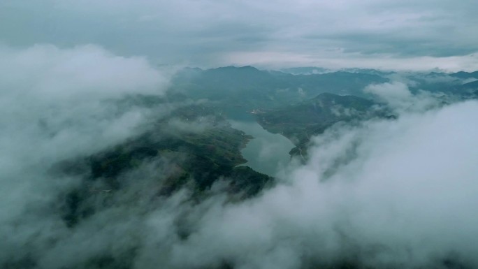 高山云雾航拍