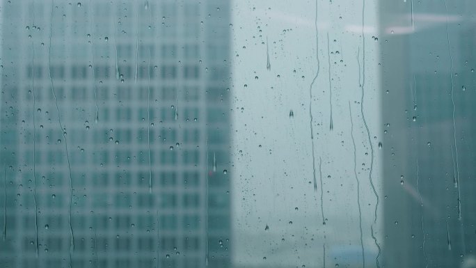 玻璃窗外下雨雨滴水珠低落空镜