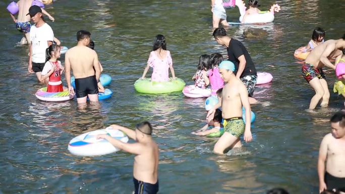 炎热夏季人下河游泳戏水乘凉划汽艇