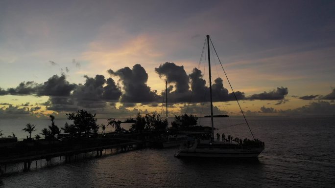 美国塞班岛落日余晖海岸夕阳游轮