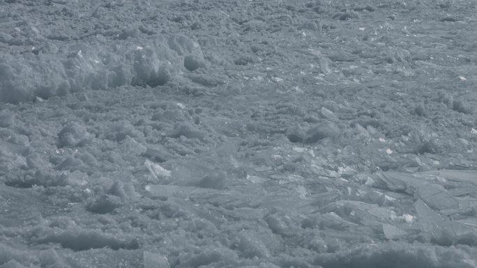 木格措的冰川和冰浪