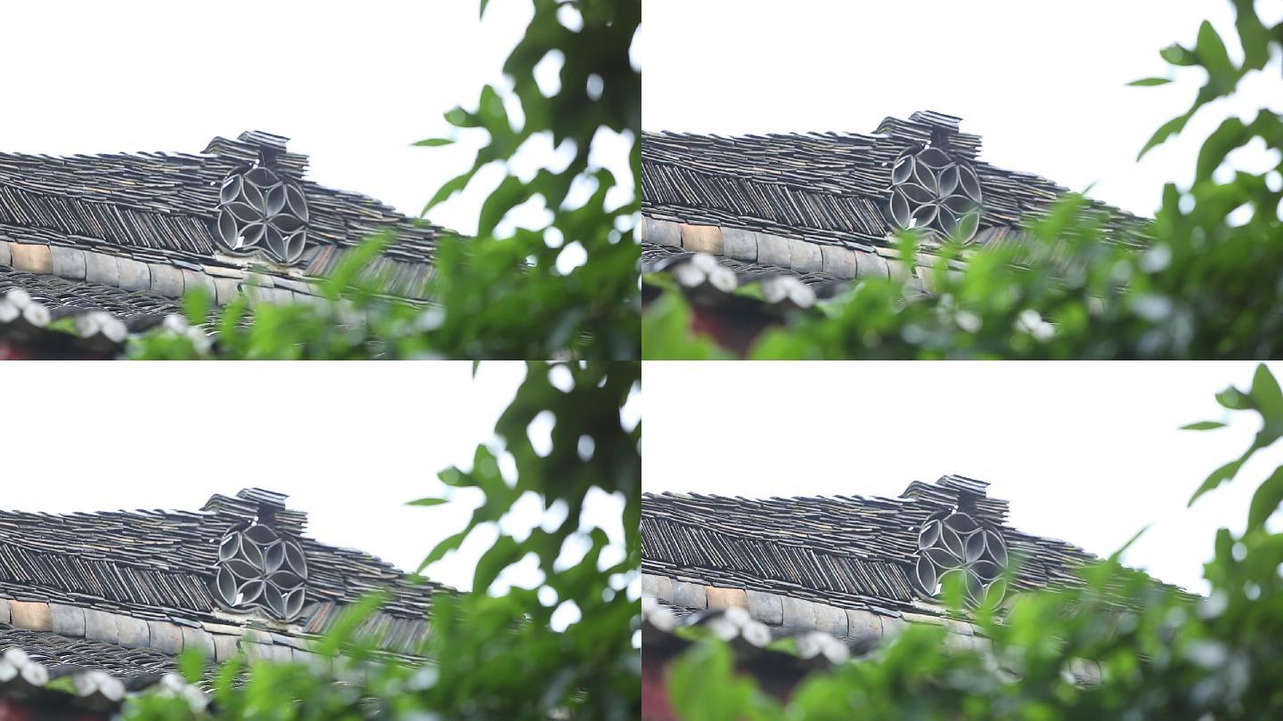 下雨天的古代建筑屋顶