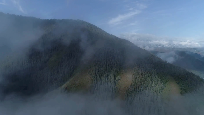 车队行驶在山间路上美丽山景竞速