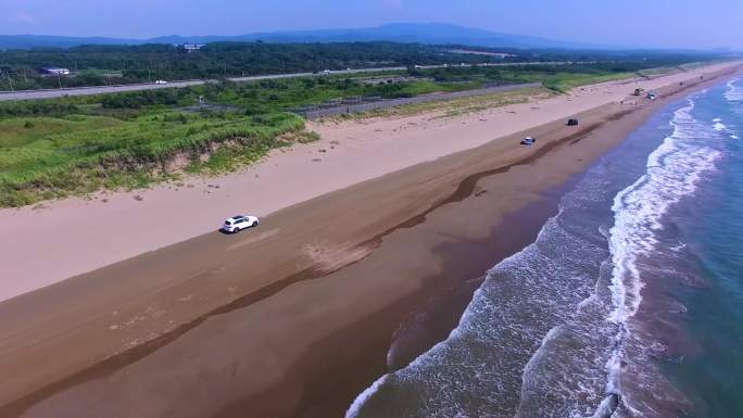 4K航拍海边公路车辆行驶海天一色大海风光