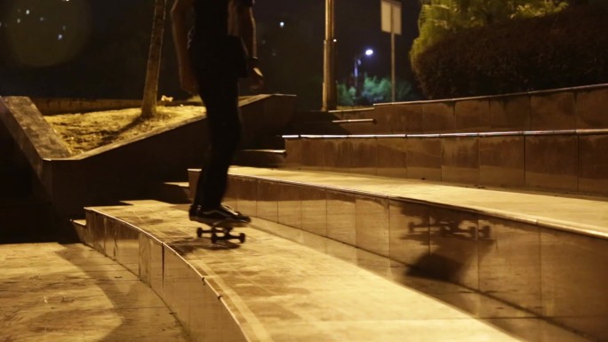 夜晚广场滑板少年