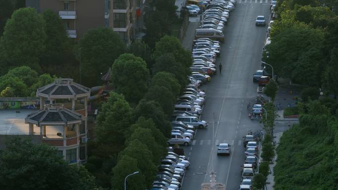 4K城市清晨街道两旁停满车辆