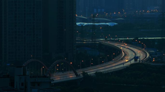 4K城市清晨桥梁上的车流